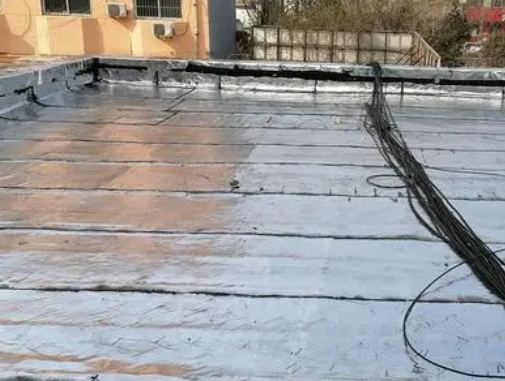 中卫卫生间漏水维修公司分享下中卫屋面楼顶防水刚性防水层施工要点。